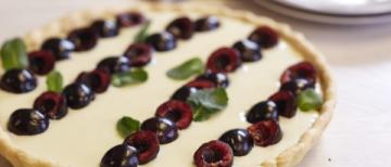 Tarte au chocolat blanc cerises et compotée de rhubarbe