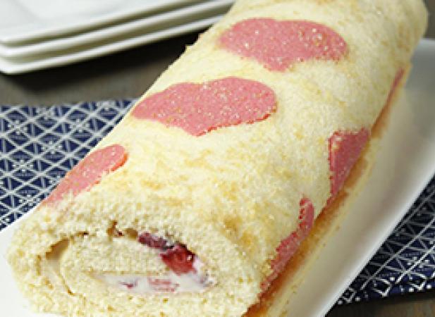 Biscuit roulé coeurs au chocolat blanc et fraises