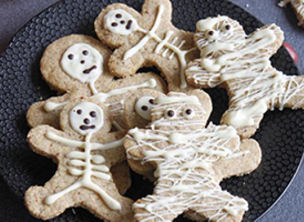 Biscuits squelettes et momies d'halloween au chocolat blanc