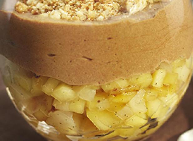 Compotée de fruits et mousse au chocolat croustillante