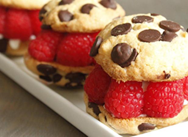 Cookies glacés aux framboises façon macarons