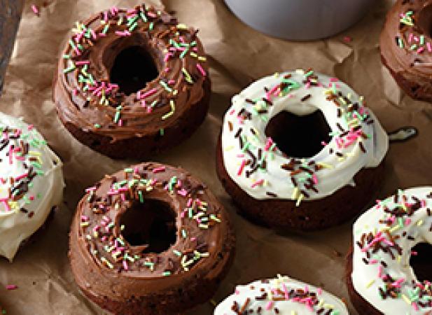 Donuts au chocolat noir glaçage chocolat blanc et chocolat praliné