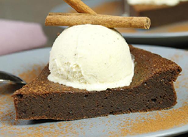 Gâteau au chocolat aux épices et glace vanille