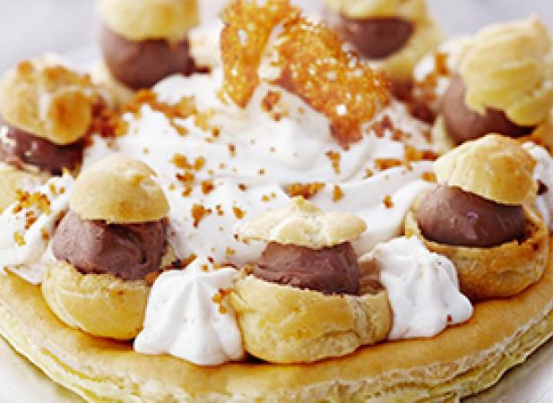 Gâteau de choux glacé au chocolat praliné et chantilly au pain d'épices