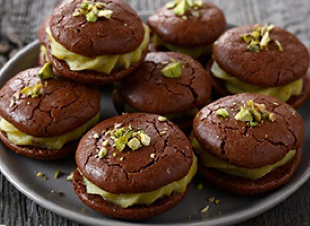 Macarons au chocolat, crème de pistaches