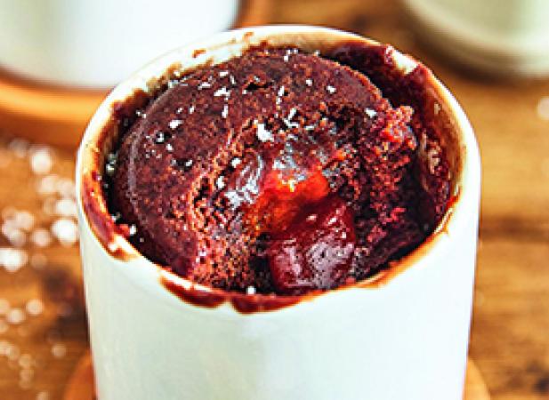 Mini-mug cakes chocolat noir, noix de coco et cœur caramel de coco