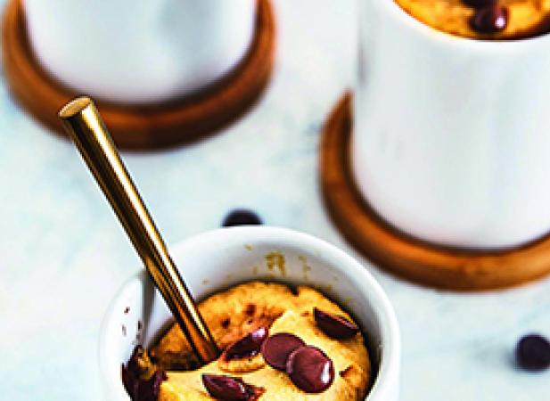 Mini-mug cookies au beurre de cacahuète et pépites de chocolat noir