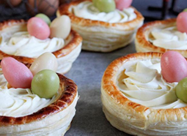 Nids feuilletés, chantilly chocolat blanc et oeufs en pâte d'amande