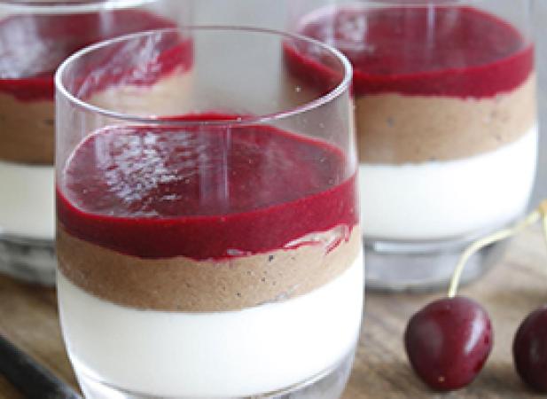 Panna cotta, mousse au chocolat Noir Absolu et compotée de cerises