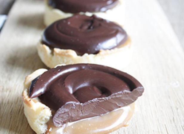 Tartelettes au chocolat noir et cœur de caramel