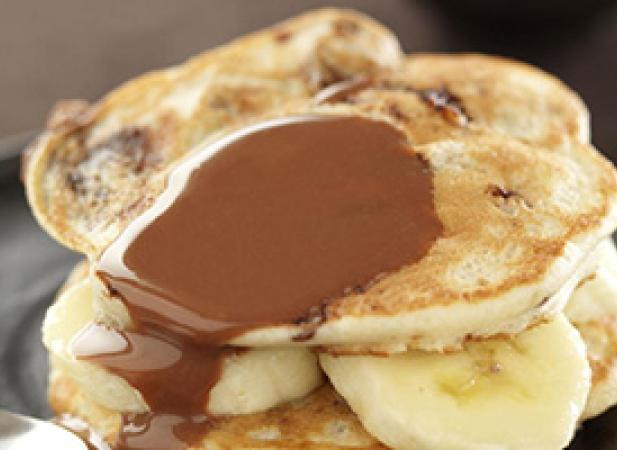 Pancakes à la banane et coulis choco caramel