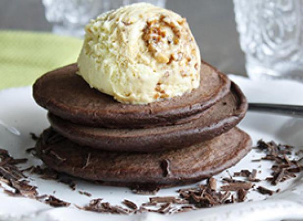 Pancakes chocolatés, glace vanille et sauce au chocolat