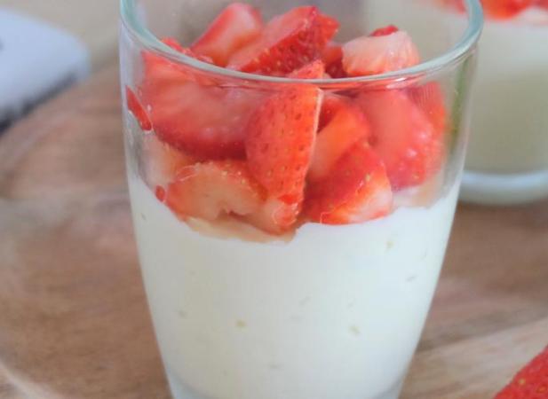 Mousse au chocolat blanc et citron vert aux fraises